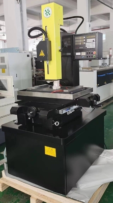 Perforación de agujeros de metal EDM 703c con control lineal y personalización de servoacción en eje Z