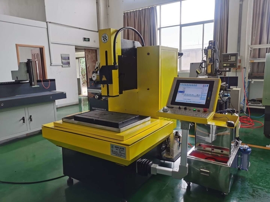 Máquina de perforación EDM para agujeros pequeños multi Aix CNC 704WL