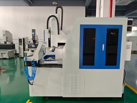 SJD706 Máquina de perforación de agujeros pequeños CNC EDM de seis ejes de alta precisión para agujeros de enfriamiento de película de la lámina de la turbina