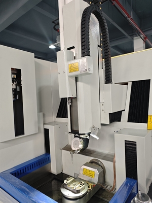 SJD706 Máquina de perforación de agujeros pequeños CNC EDM de seis ejes de alta precisión para agujeros de enfriamiento de película de la lámina de la turbina
