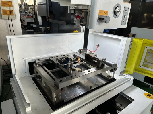 Máquina CNC para cortar alambre de trabajo con chispa D320c con servomotor y descarga eléctrica