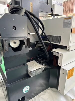 Máquina CNC para cortar alambre de trabajo con chispa D320c con servomotor y descarga eléctrica