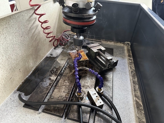 Máquina de descarga electrónica con sumidero a presión con eje Z CNC EDM550