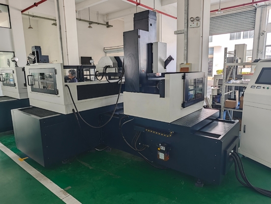 Máquina EDM de corte de alambre CNC de gran recorrido con gran conexión Dk77120 para corte de metales de precisión