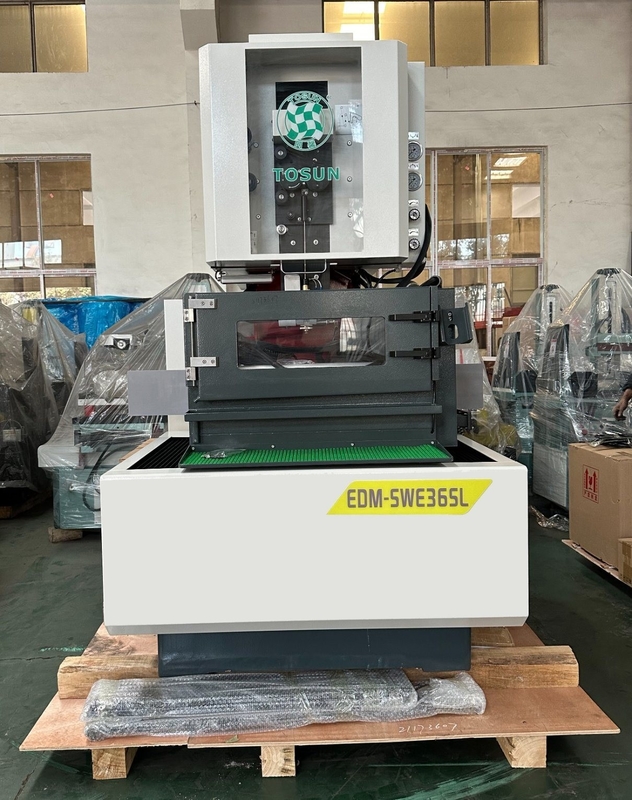 Máquina EDM de corte de alambre de latón con motor lineal Herramientas mecánicas CNC para corte de precisión